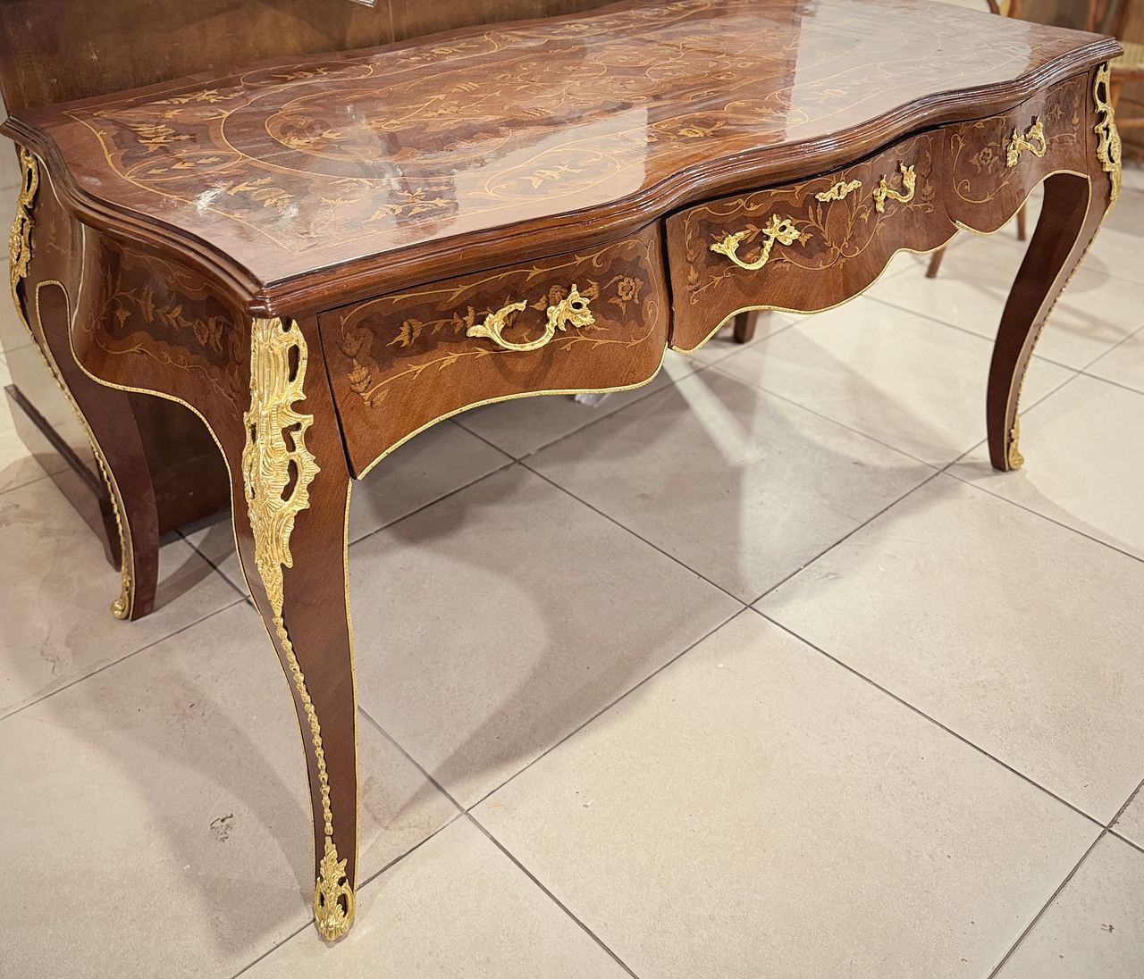Escrivaninha Marchetada com Bronzes — Unique Royal Styles
