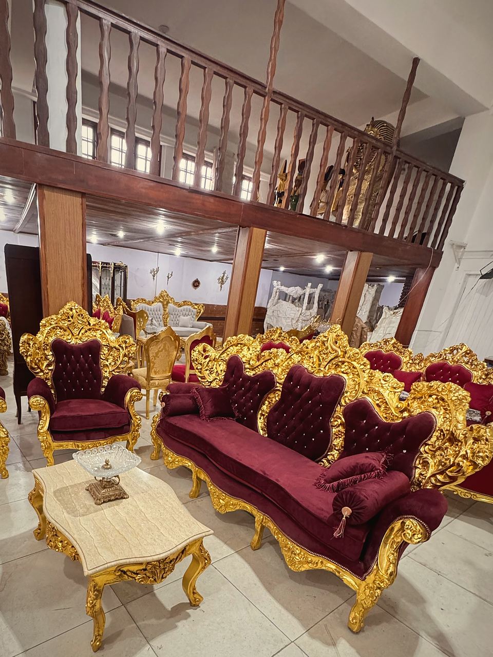 Conjunto de Sofá e Poltronas Luís XV em Veludo — Unique Royal Styles