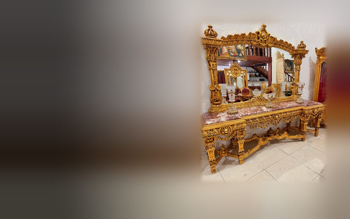 Aparador Luís XV de 2,56 m folheado a ouro, com espelho e tampo de mármore, no showroom Unique Royal Styles