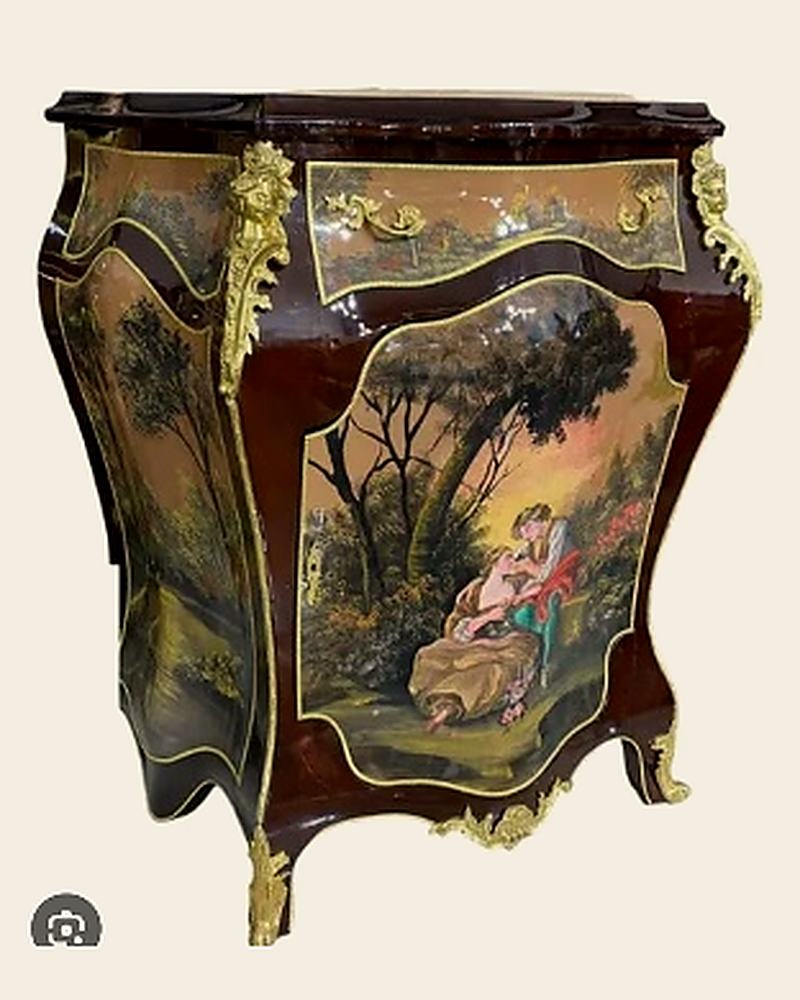Cômoda Bombê Pintada com Cenas Galantes — Unique Royal Styles